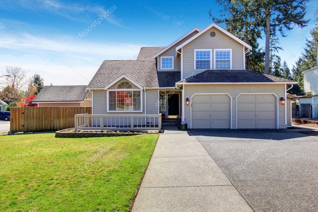 depositphotos_116936402-stock-photo-house-exterior-view-of-entrance